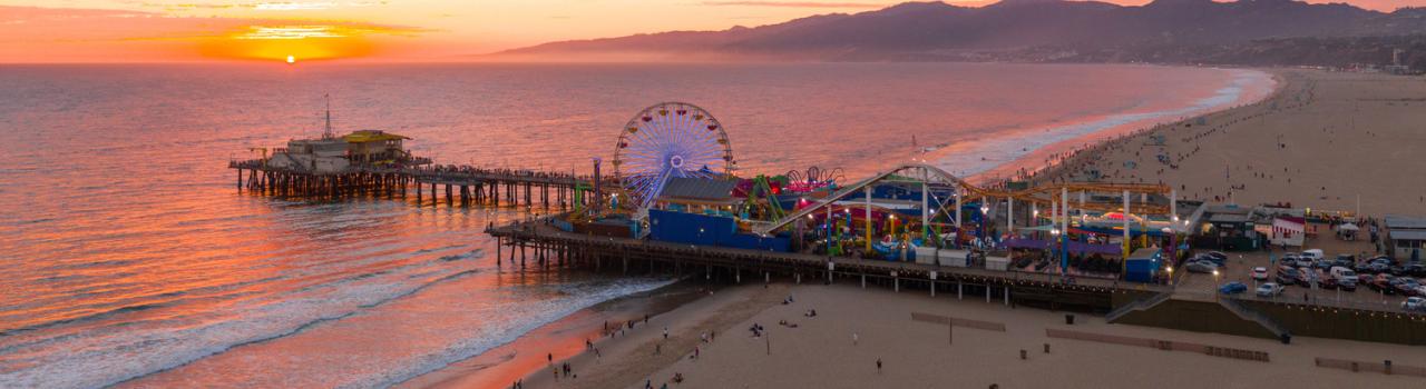 加利福尼亚州圣莫尼卡码头太平洋公园的落日美景
