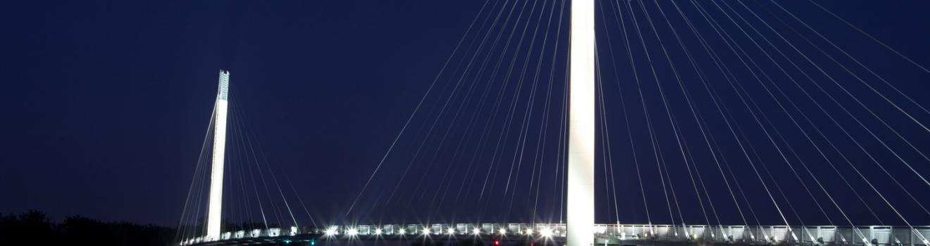 爱荷华州高架栈道上的吊桥