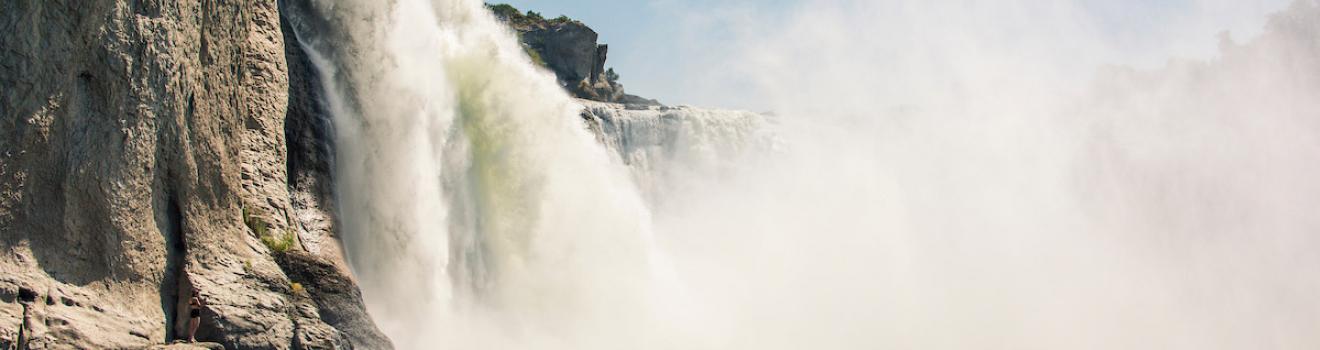 在双子瀑布镇中的肖松尼瀑布公园体验站立式冲浪