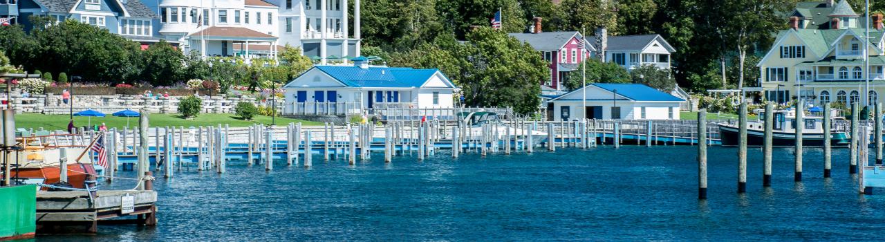 俯瞰麦基诺岛海港的美丽房屋