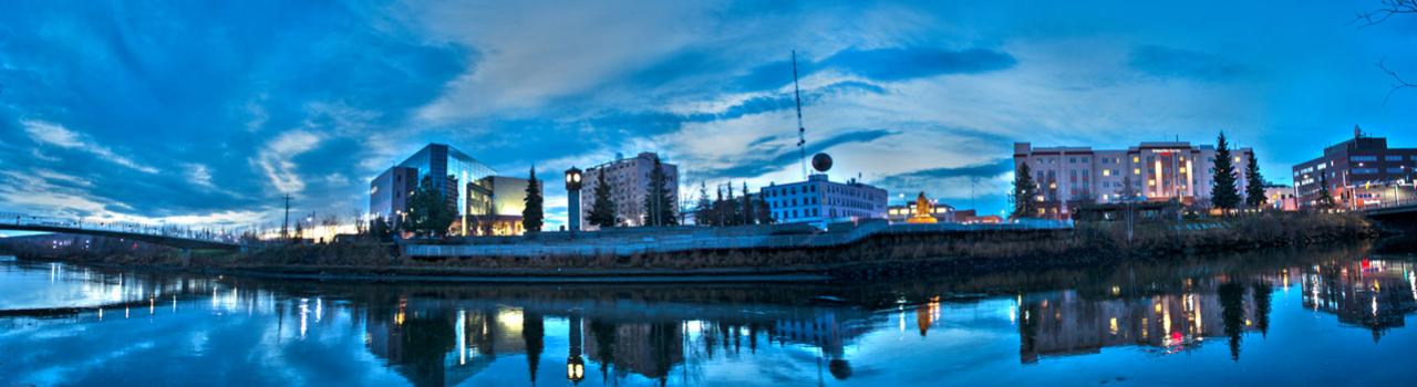 费尔班克斯市中心海滨上空的奇丽云彩