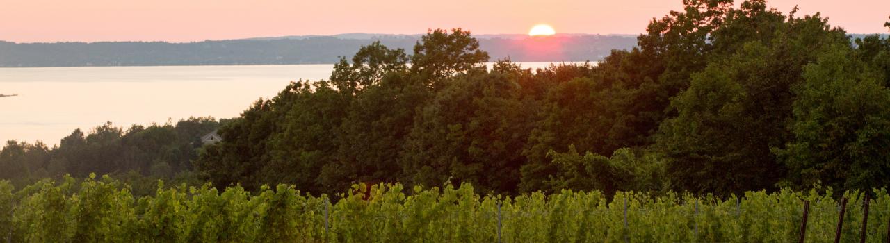 日落的夕阳越过特拉弗斯城附近的 Leelanau 半岛 日落的夕阳越过特拉弗斯城附近的 Leelanau 半岛