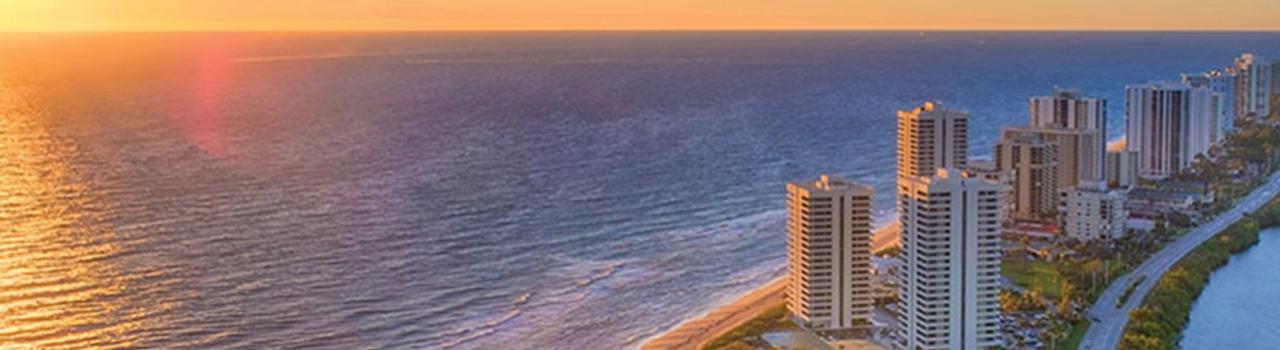 鸟瞰佛罗里达州棕榈滩海岸线上的日出美景