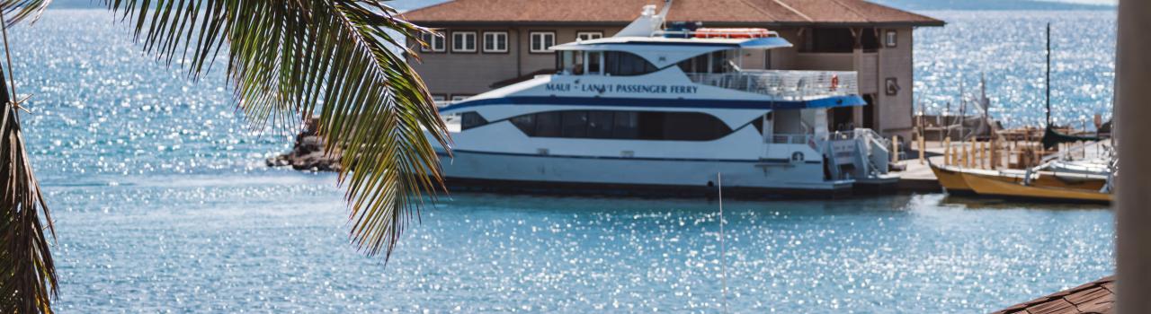 停靠在马亚拉伊港的 Lāhainā-Lānaʻi Expeditions Ferry 轮渡 停靠在马亚拉伊港的 Lāhainā-Lānaʻi Expeditions Ferry 轮渡