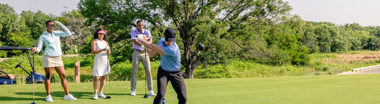 在德克萨斯州弗里斯科的 PGA Frisco 高尔夫球场与朋友一起打高尔夫 在德克萨斯州弗里斯科的 PGA Frisco 高尔夫球场与朋友一起打高尔夫