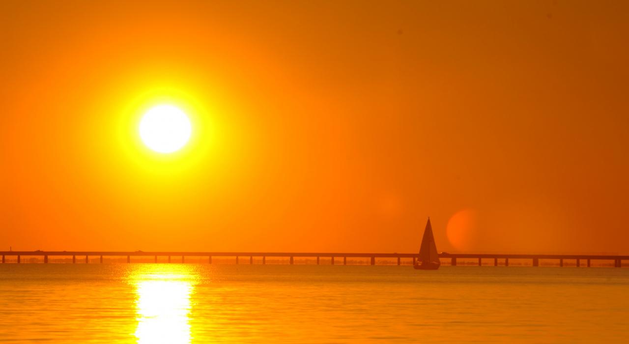 横跨 38 公里的庞恰特雷恩湖跨海大桥 (Lake Pontchartrain Bridge) 的远景 横跨 38 公里的庞恰特雷恩湖跨海大桥 (Lake Pontchartrain Bridge) 的远景
