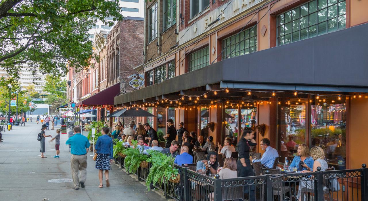 市场广场的户外用餐