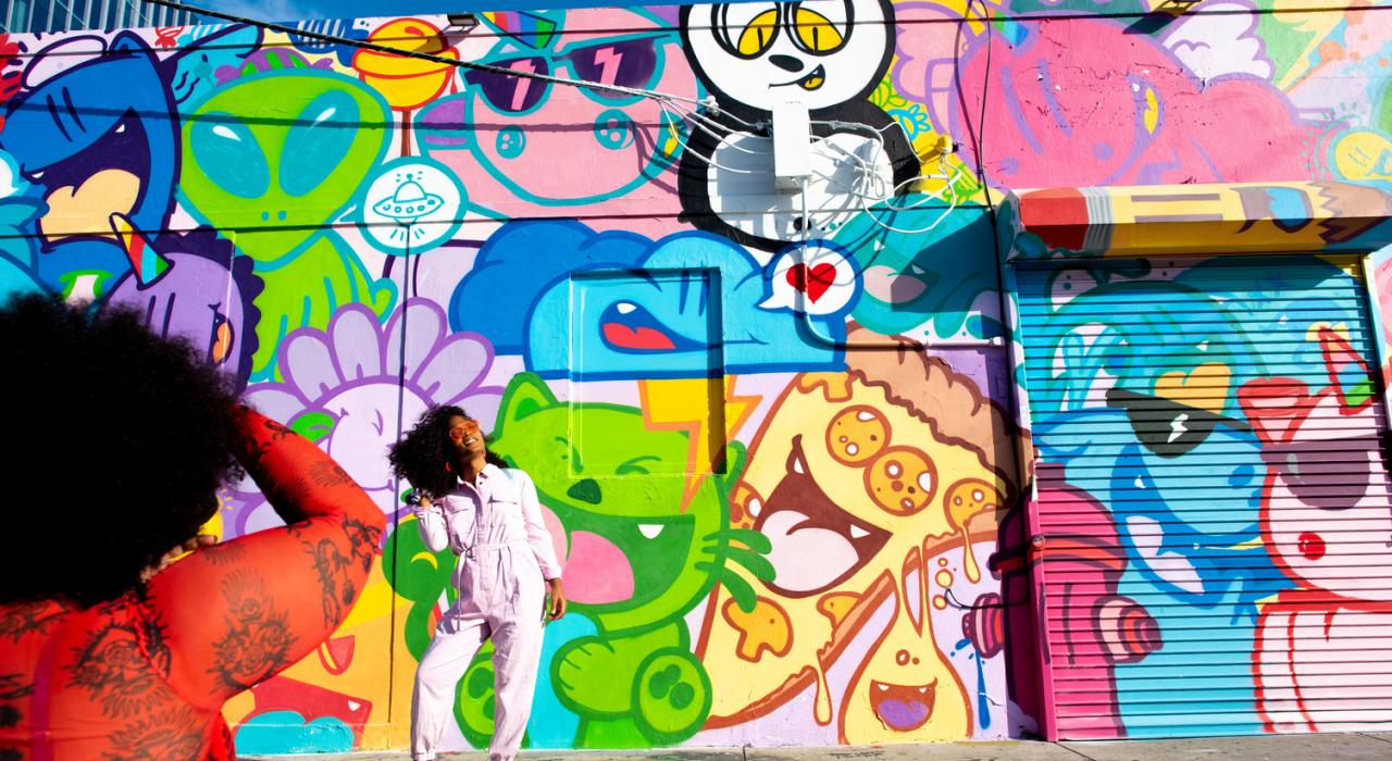 在怀恩伍德创意区街头艺术前拍照留念