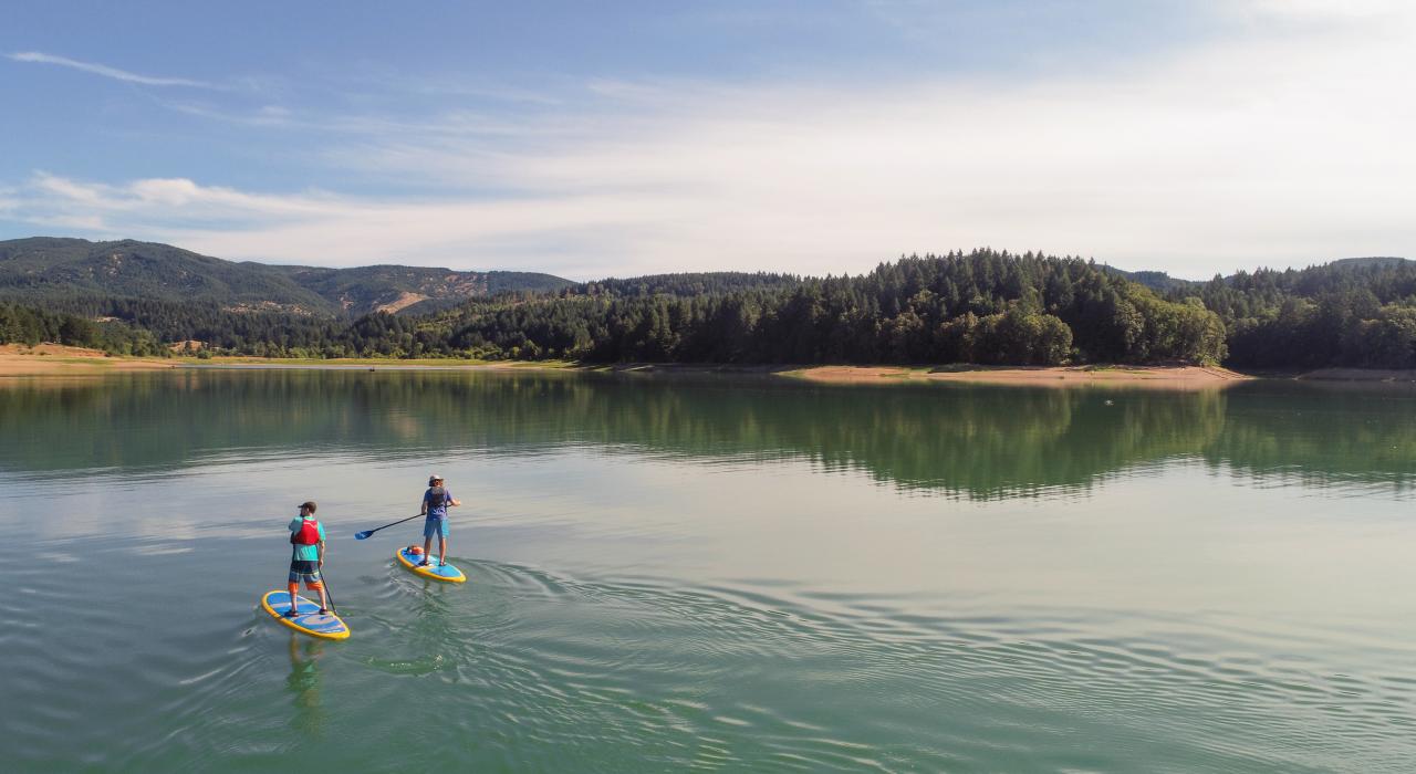 在俄勒冈州希尔斯伯勒的 Henry Hagg Lake 湖上泛舟 在俄勒冈州希尔斯伯勒的 Henry Hagg Lake 湖上泛舟