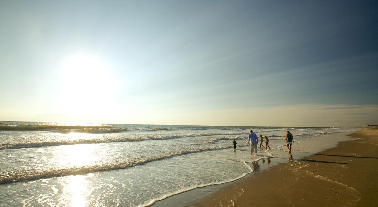 一家人在弗吉尼亚海滩的沙桥海滩享受着愉快的假日时光