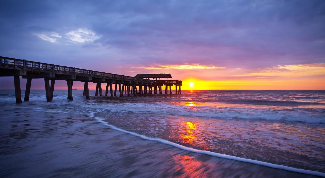泰碧岛码头和凉阁的日出美景