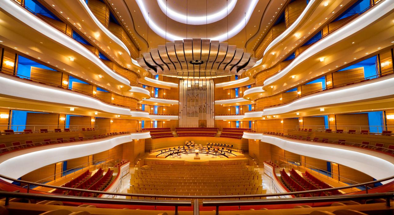 瑟格尔斯特罗姆艺术中心内灯火通明的景象