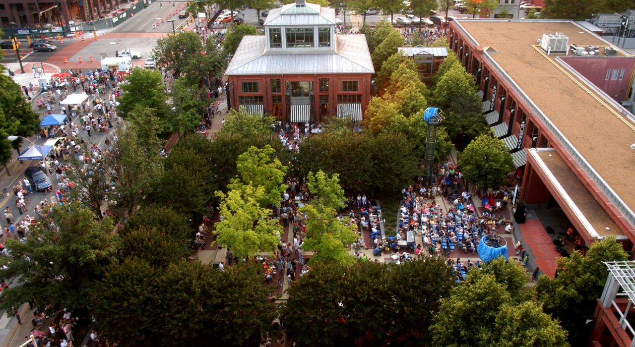 在 Waterhouse Pavilion 活动场所举办的夜晚室外音乐演出