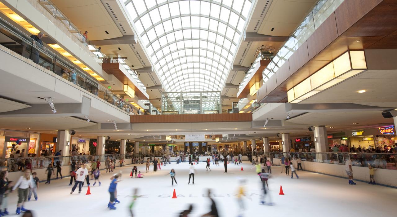 Galleria 购物中心的室内滑冰场