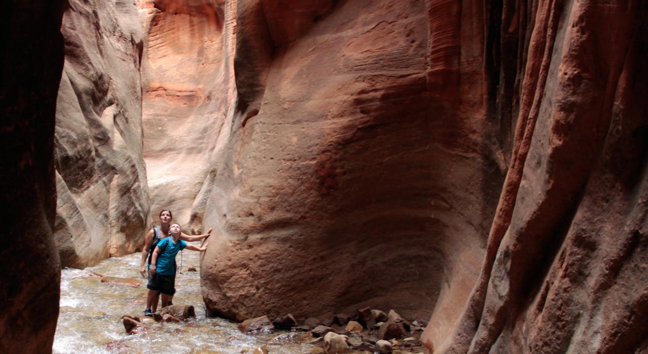 观赏卡纳拉维尔瀑布的一处狭缝型峡谷