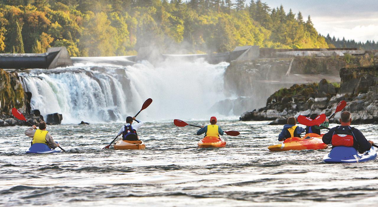 在俄勒冈州威拉米特瀑布划皮划艇