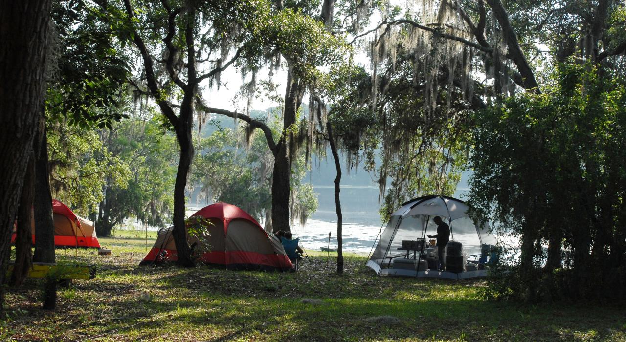 在克鲁姆野生动物管理区的银湖河畔露营