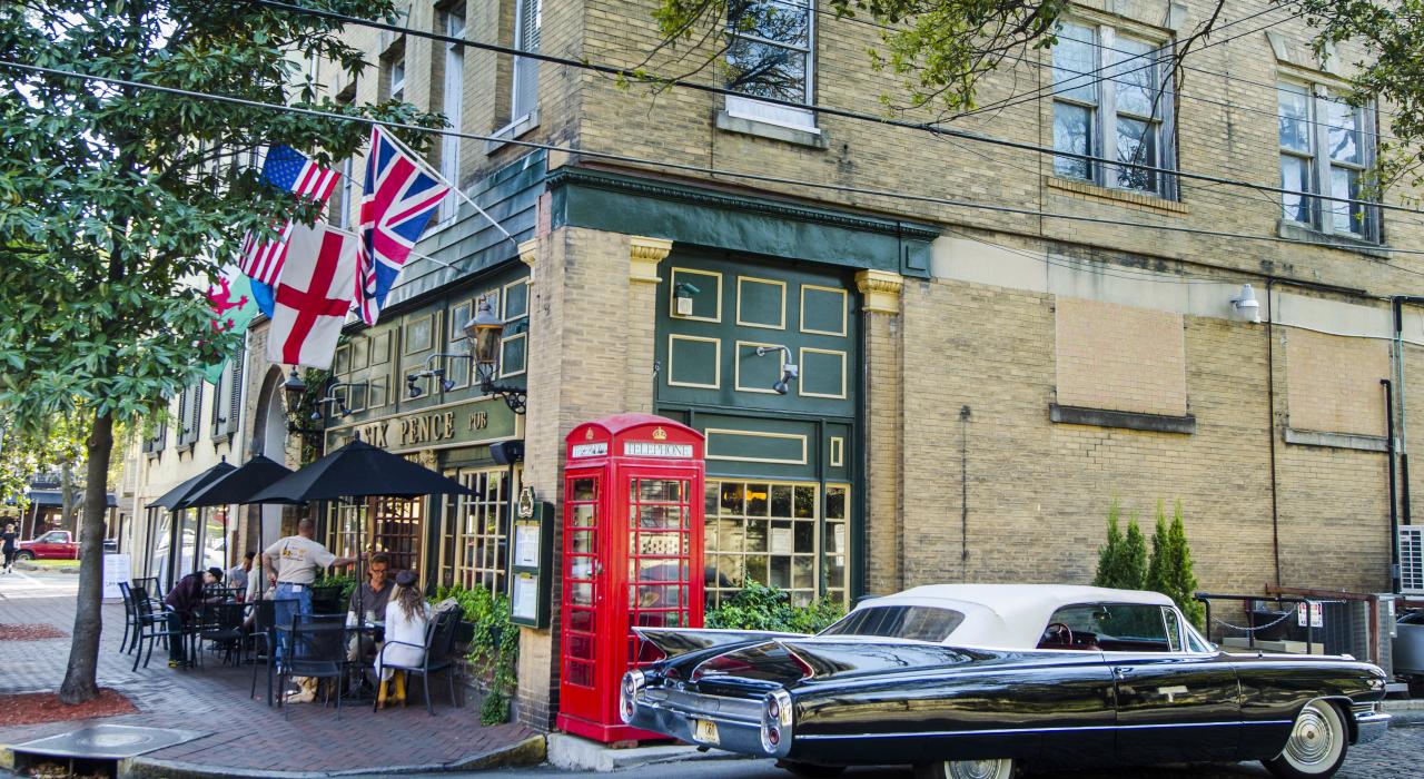 在 Bull Street 街旁的英式 Six Pence Pub 酒馆享受街边小吃