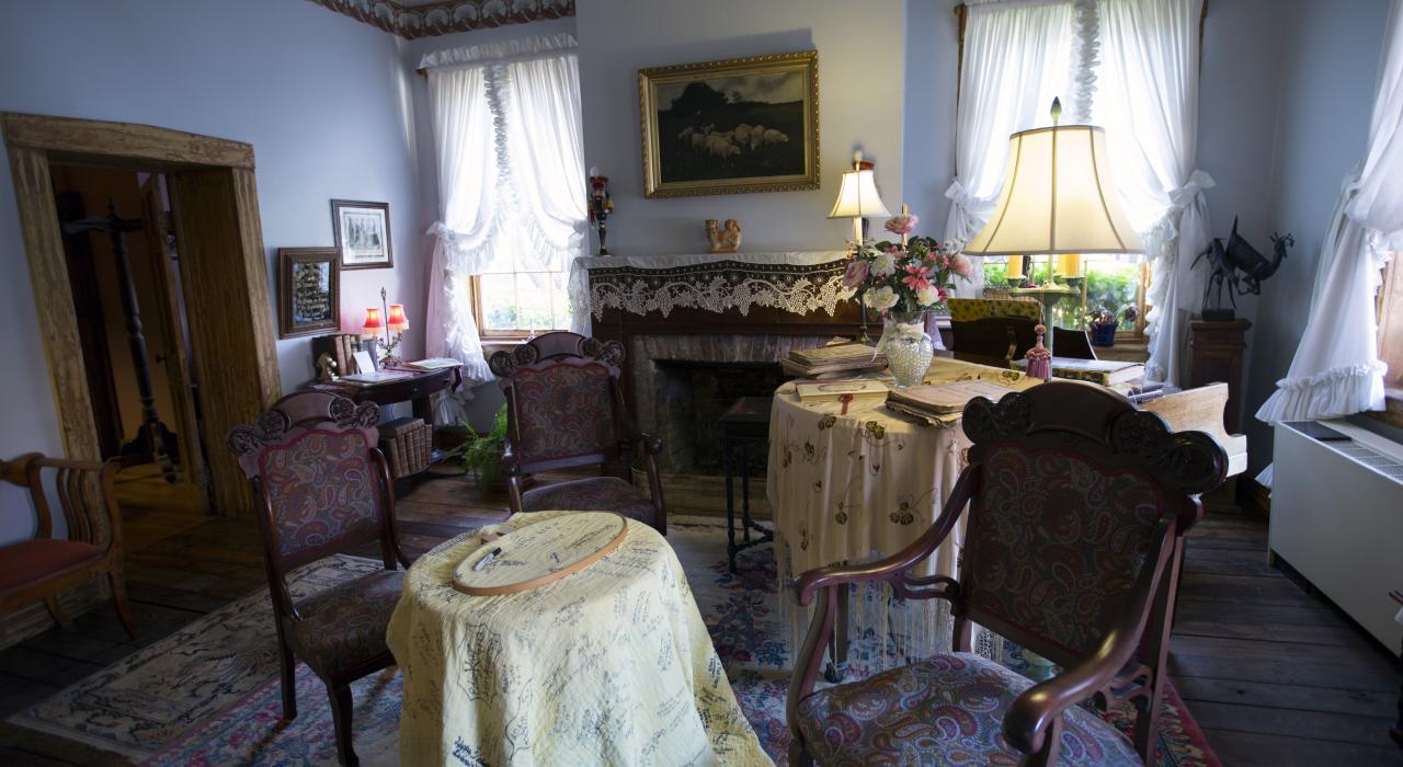 Charming interior decorating in the Southern Hotel in St. Genevieve, Missouri Charming interior decorating in the Southern Hotel in St. Genevieve, Missouri