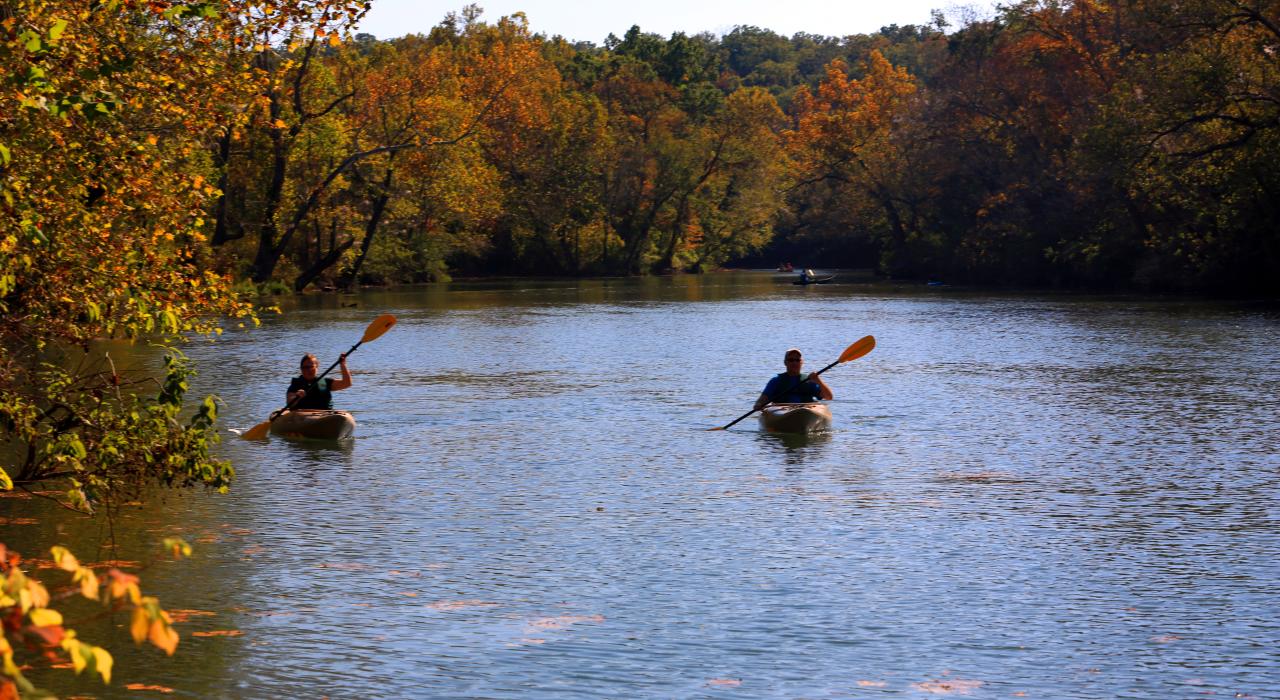 在密苏里州乔普林 (Joplin) 浅滩溪保护教育中心 (Shoal Creek Conservation Education Center) 体验皮划艇