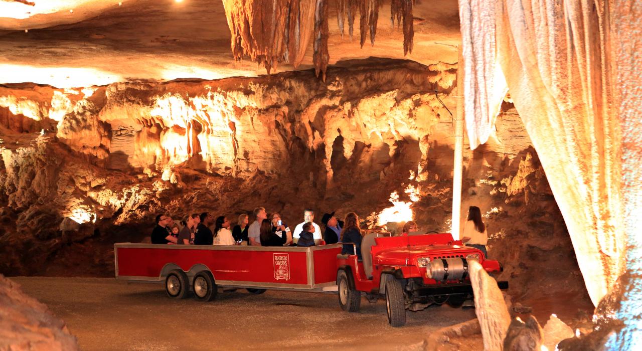 乘车穿越密苏里州斯普林菲尔德的 Fantastic Caverns 神秘洞穴