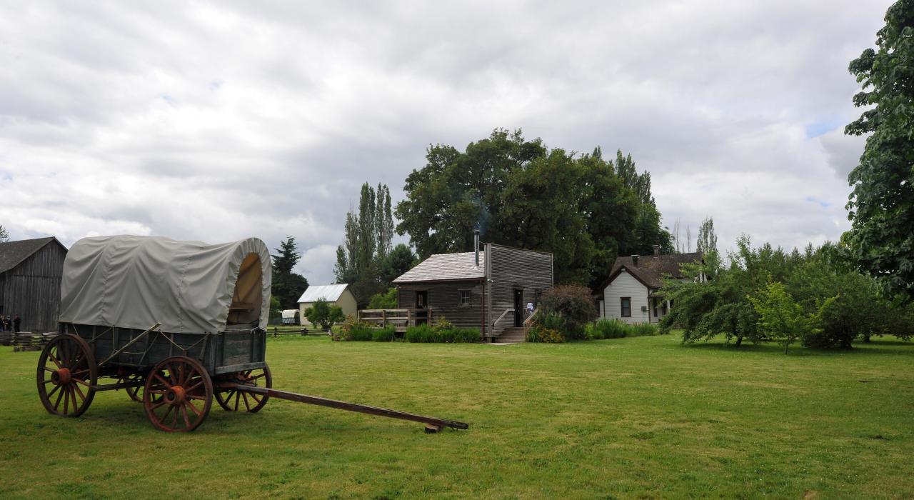 古老巴洛路上的菲利普福斯特农场的有蓬马车