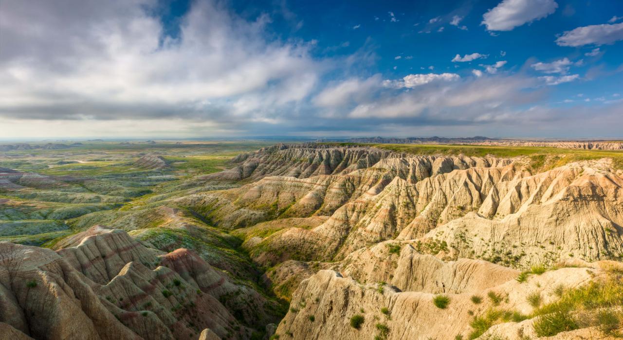 独特的岩层历经数百万年形成崎岖不平的山峰