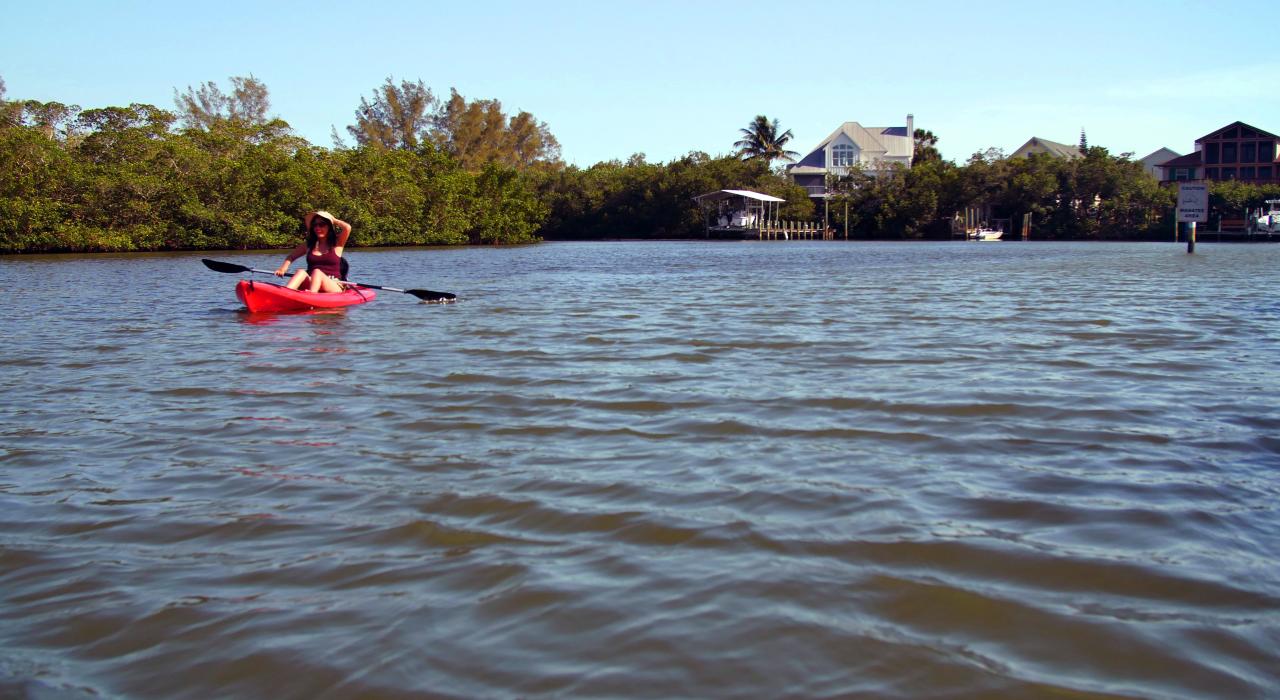 划皮划艇穿过佛罗里达州夏洛特县海口