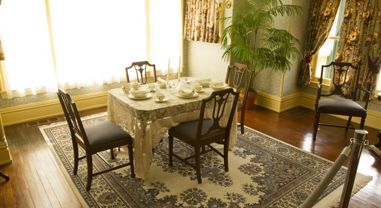 佐治亚州吉柯岛上一座维多利亚时代的小屋内景