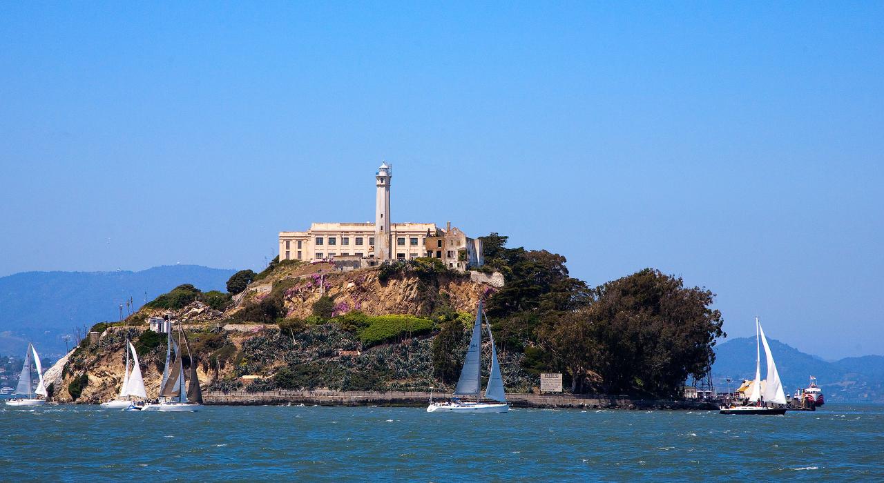 帆船驶过恶魔岛，这里过去是一座关押着重犯的监狱