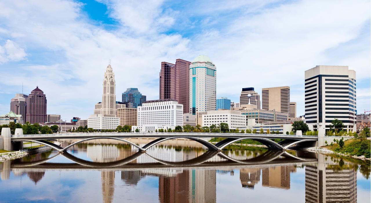 俄亥俄州哥伦布的桥梁和城市景观