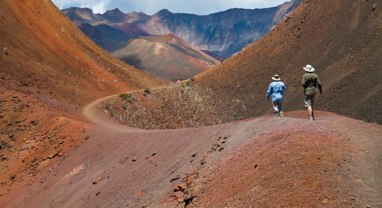 在活火山一带徒步探索海勒卡拉火山口的熔渣荒漠景观