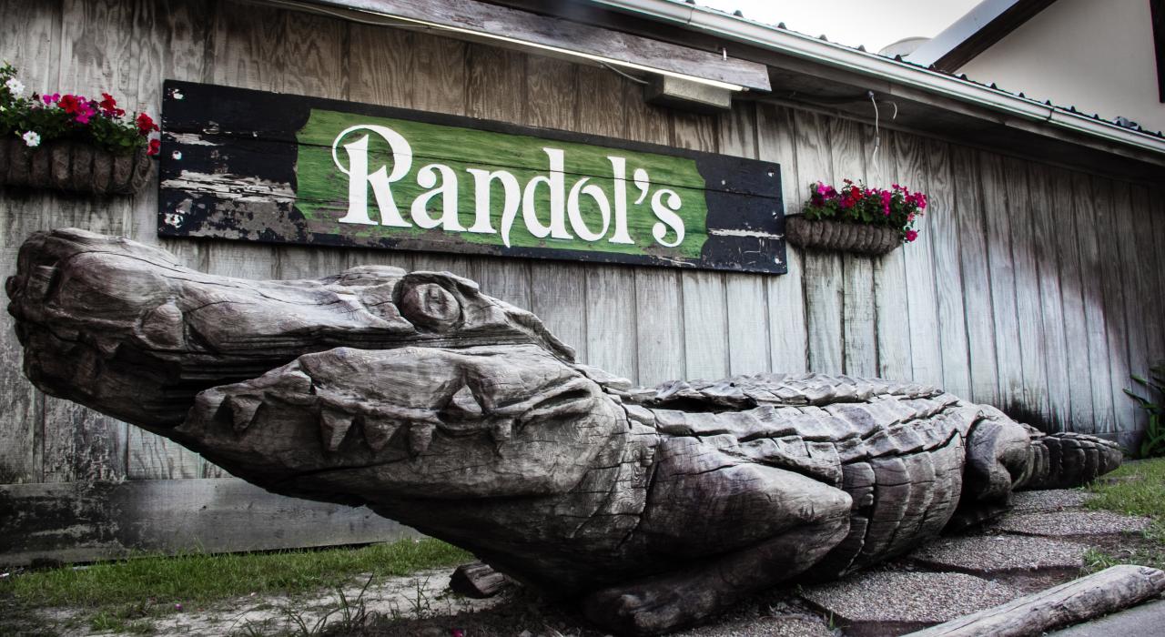 路易斯安那州拉斐特的 Randol’s Restaurant 餐厅，一个鳄鱼木雕欢迎着客人光临