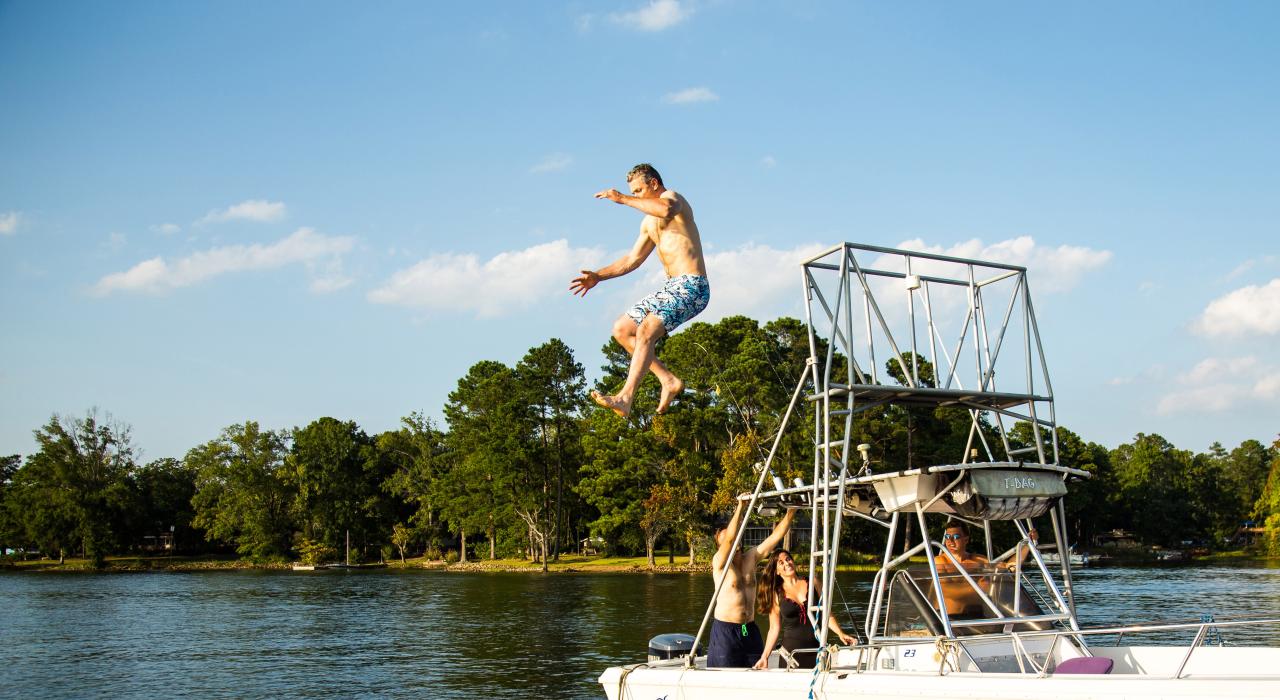 在南卡罗来纳州默里湖划船