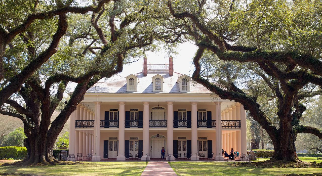 Beautiful view of Oak Alley Plantation in Louisiana