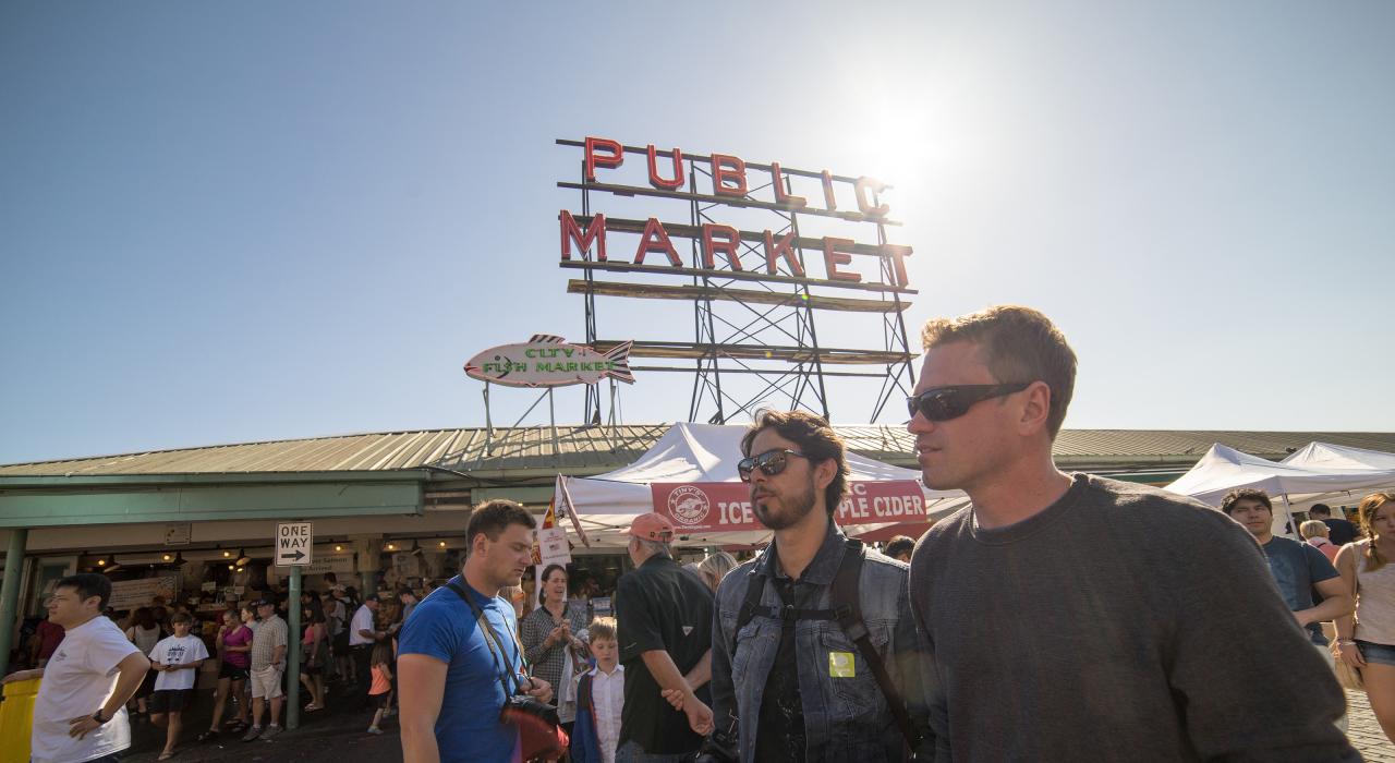 华盛顿州西雅图市中心派克市场商店外的迷人景象