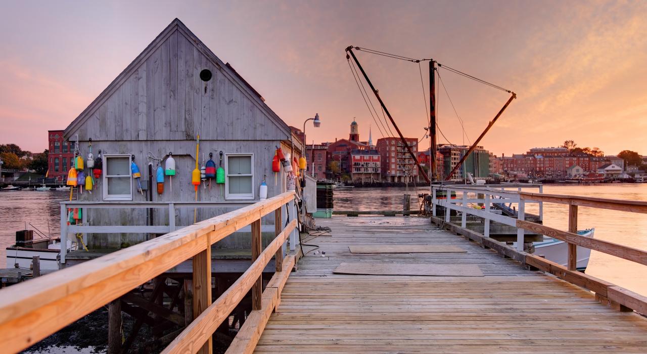 缅因州基特里，皮斯卡塔夸河岸边垂钓码头的日落景色