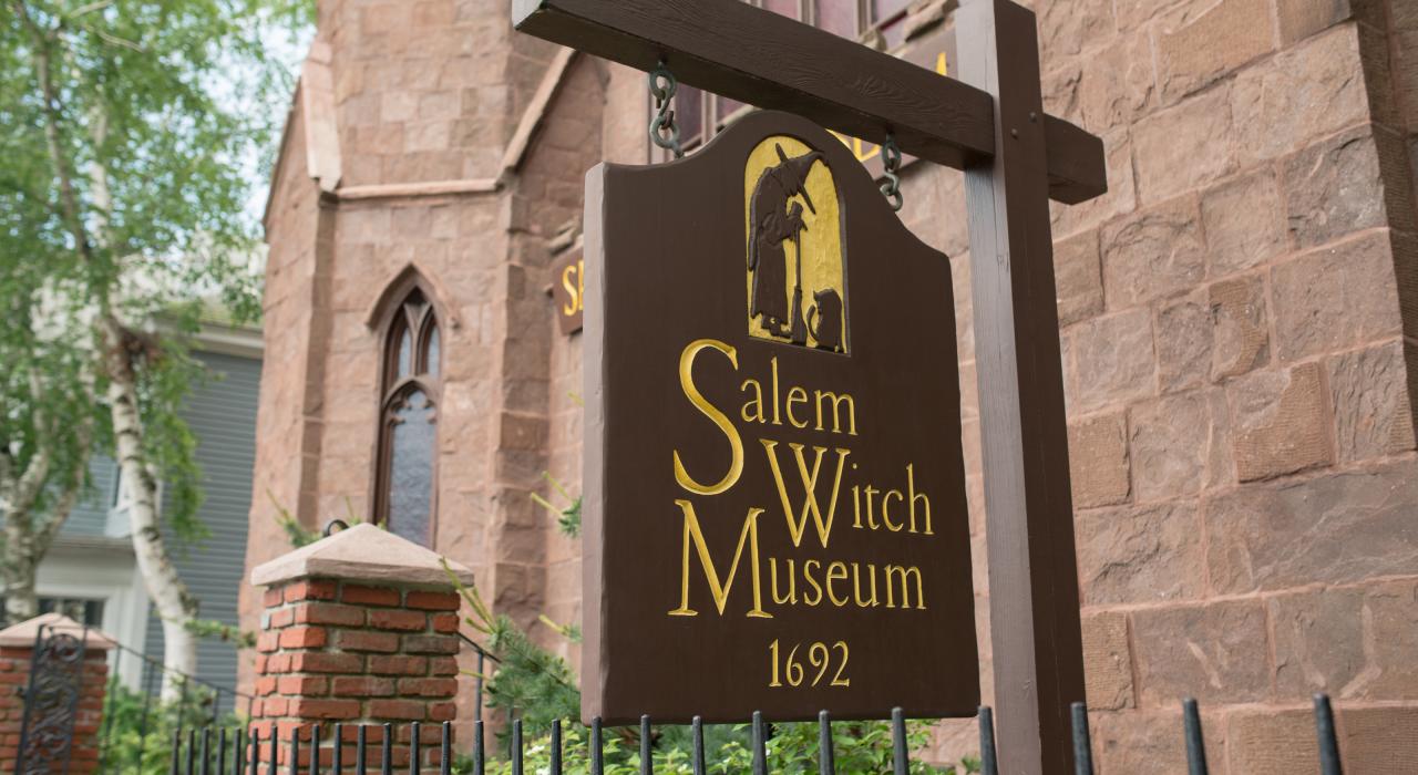 马萨诸塞州塞勒姆的塞勒姆女巫博物馆入口处的标识