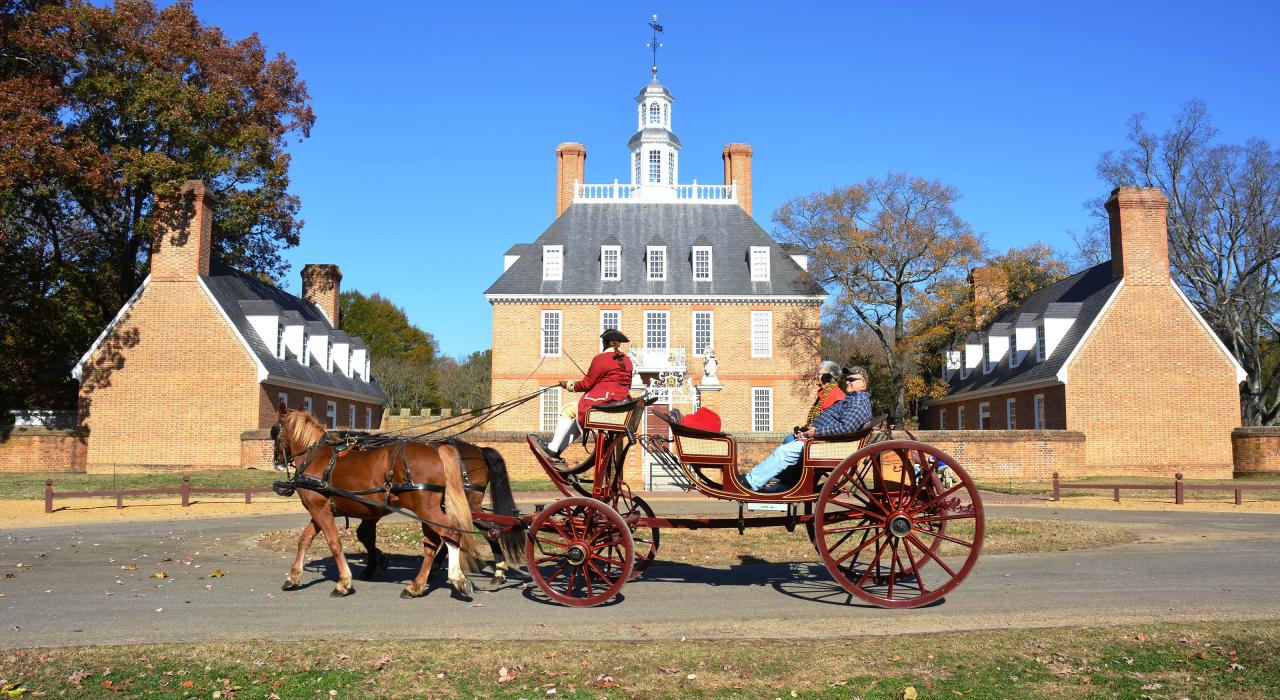 弗吉尼亚州威廉斯堡总督府的马车
