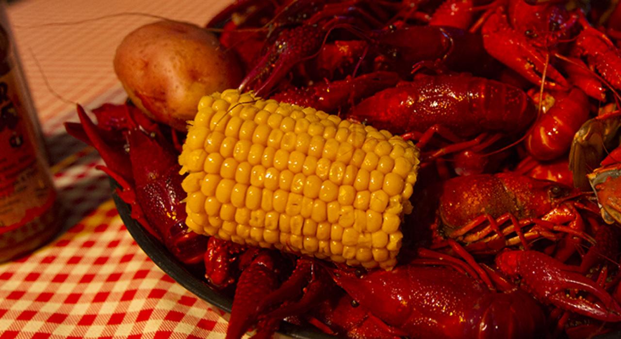 路易斯安那州拉斐特的小龙虾和玉米