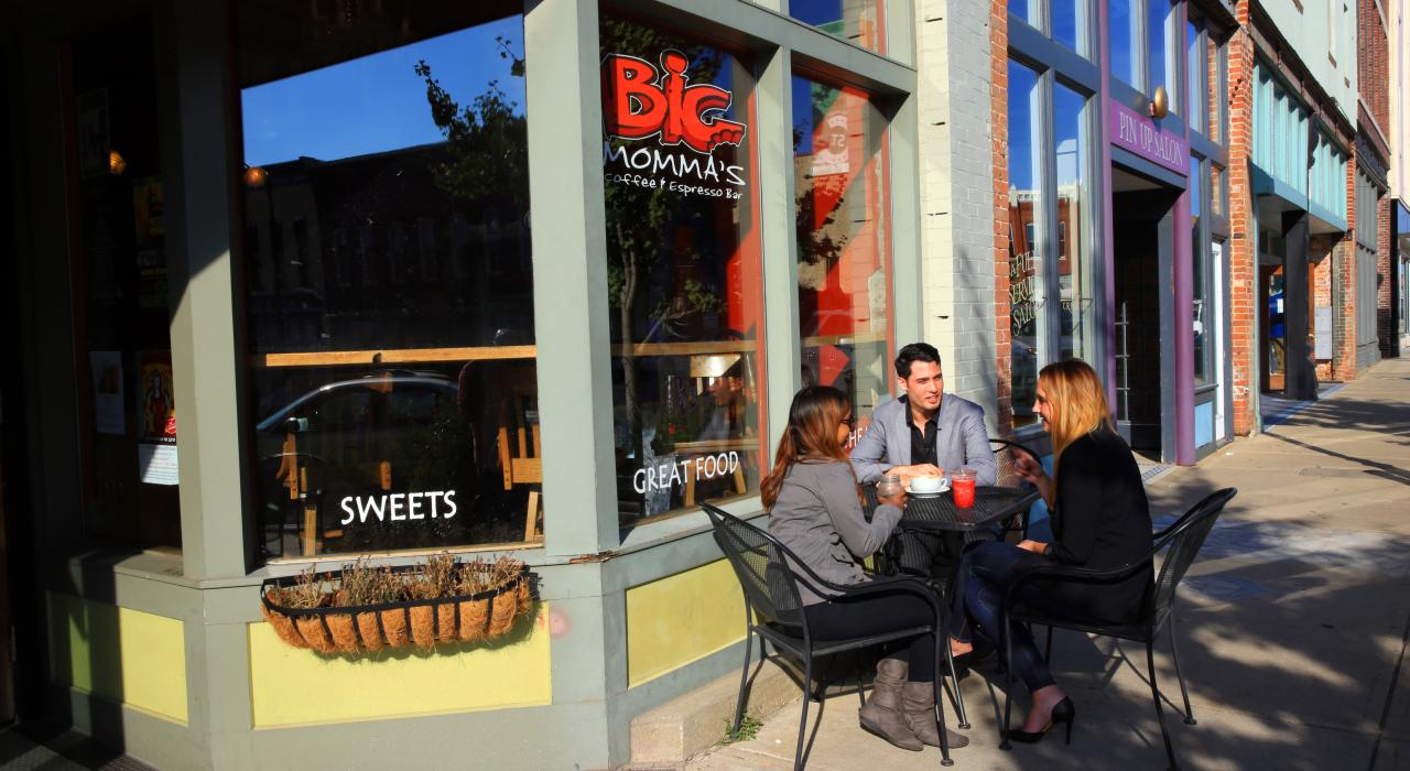 在密苏里州斯普林菲尔德 Historic C-Street 街区的 Big Momma's 咖啡馆品饮特色咖啡