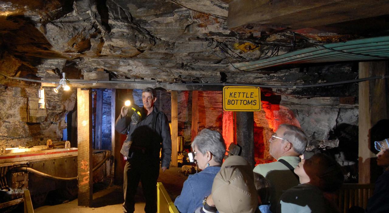 在西弗吉尼亚州煤矿展示场，跟随老矿工到地下探矿