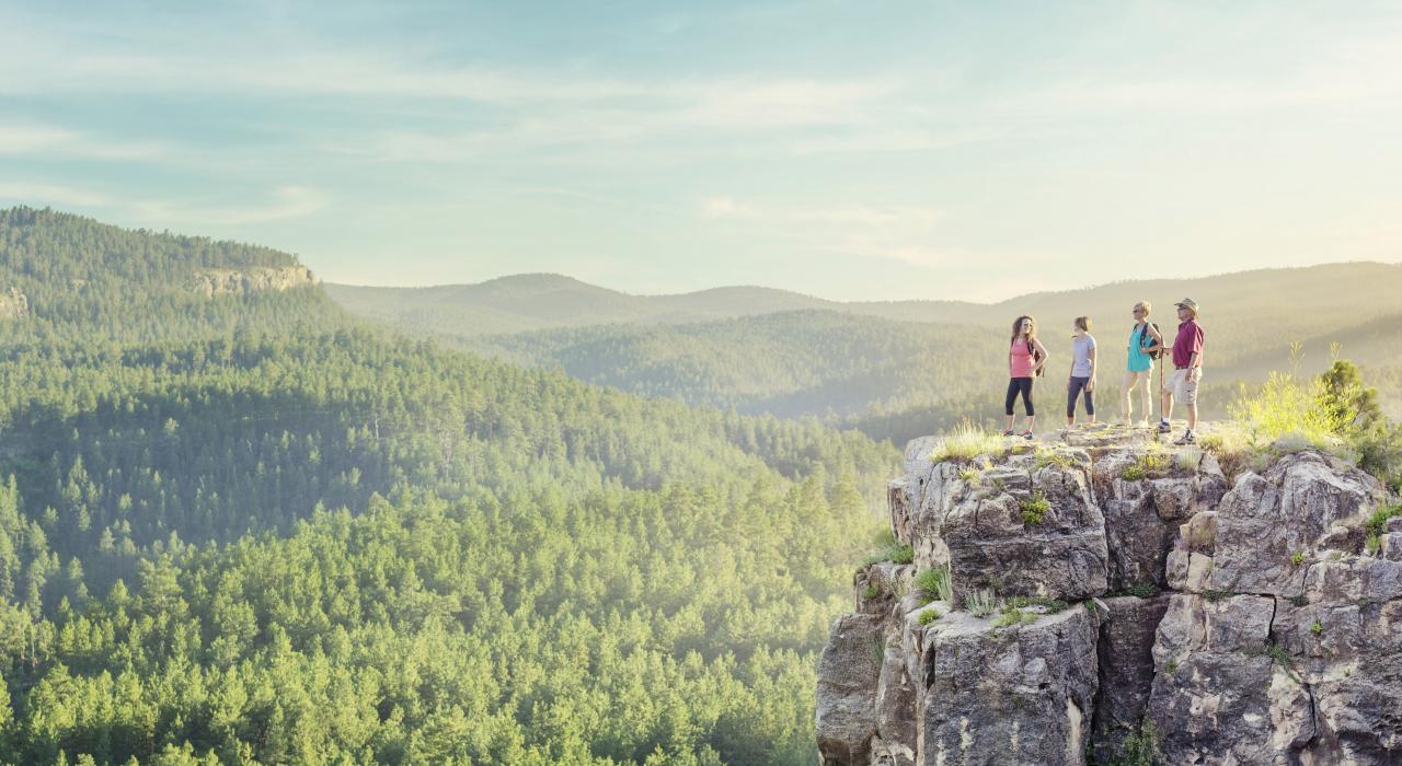站在黑山山脉的 Falling Rock 岩石上一览令人叹为观止的周边乡村景致