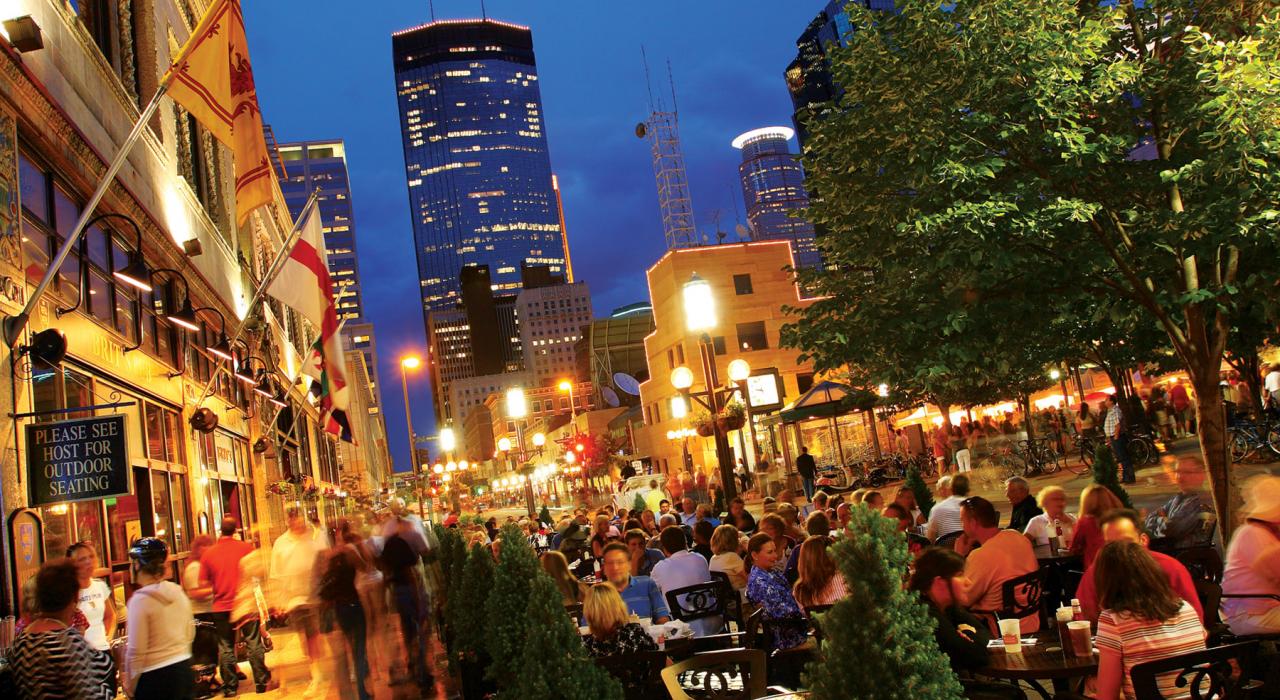 市区内涵盖 12 个街区的尼科莱特购物中心购物和餐饮区