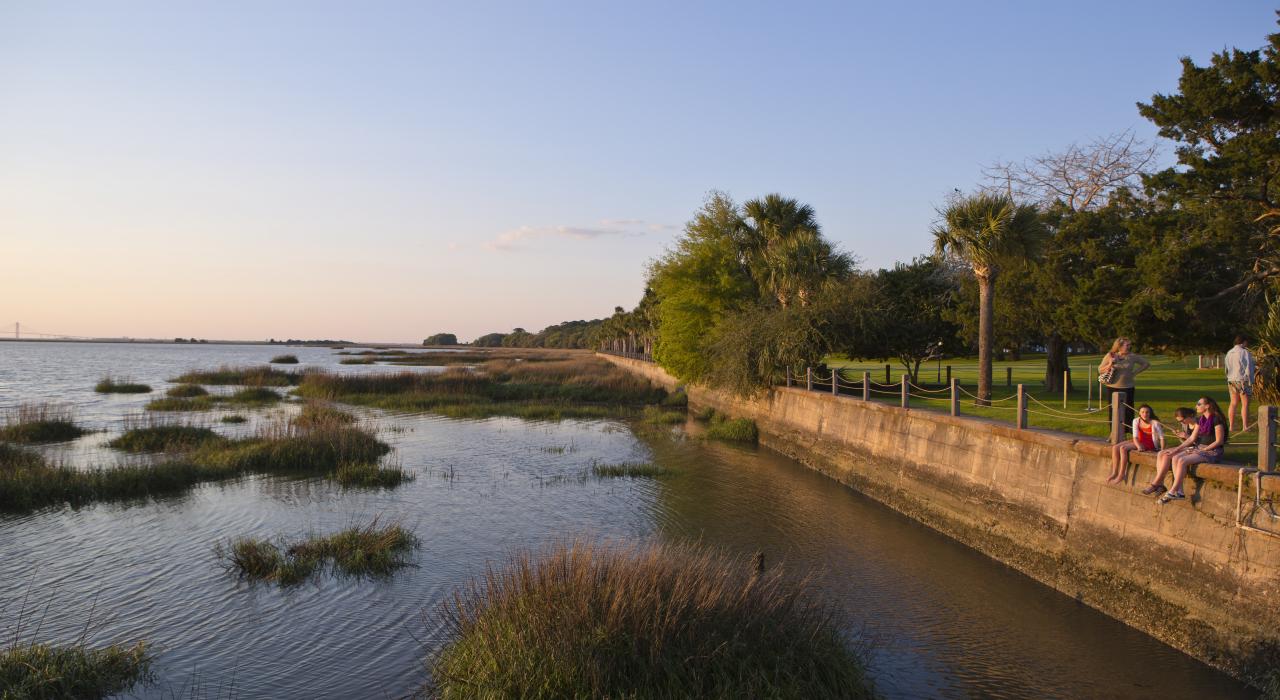 在佐治亚州吉柯岛漫步于吉柯岛俱乐部酒店的水畔