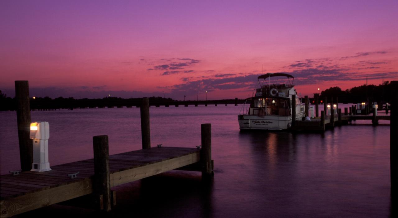 黄昏时分北卡罗来纳州华盛顿的海滨