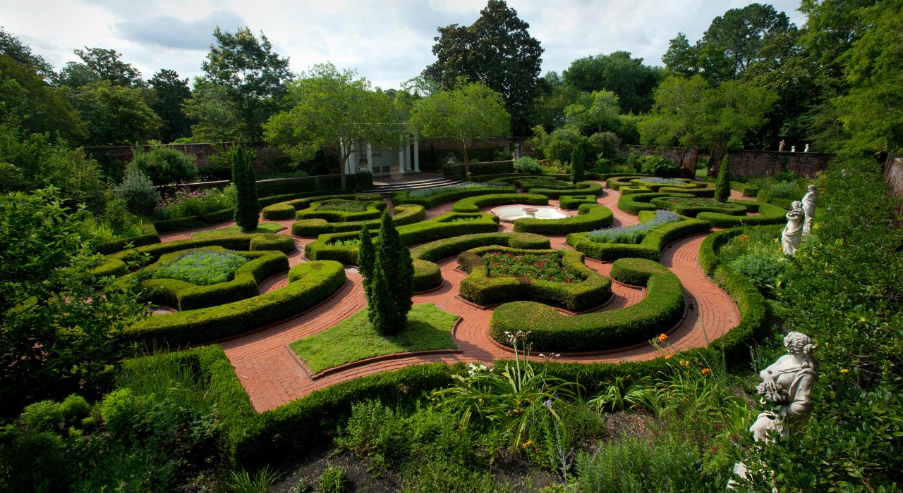 北卡罗来纳州新伯尔尼的特赖恩宫花园，当地的历史景点就环绕在这样优美的环境中