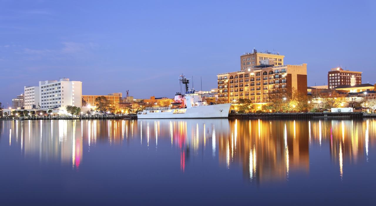 北卡罗来纳州威明顿灯火闪烁的滨水区