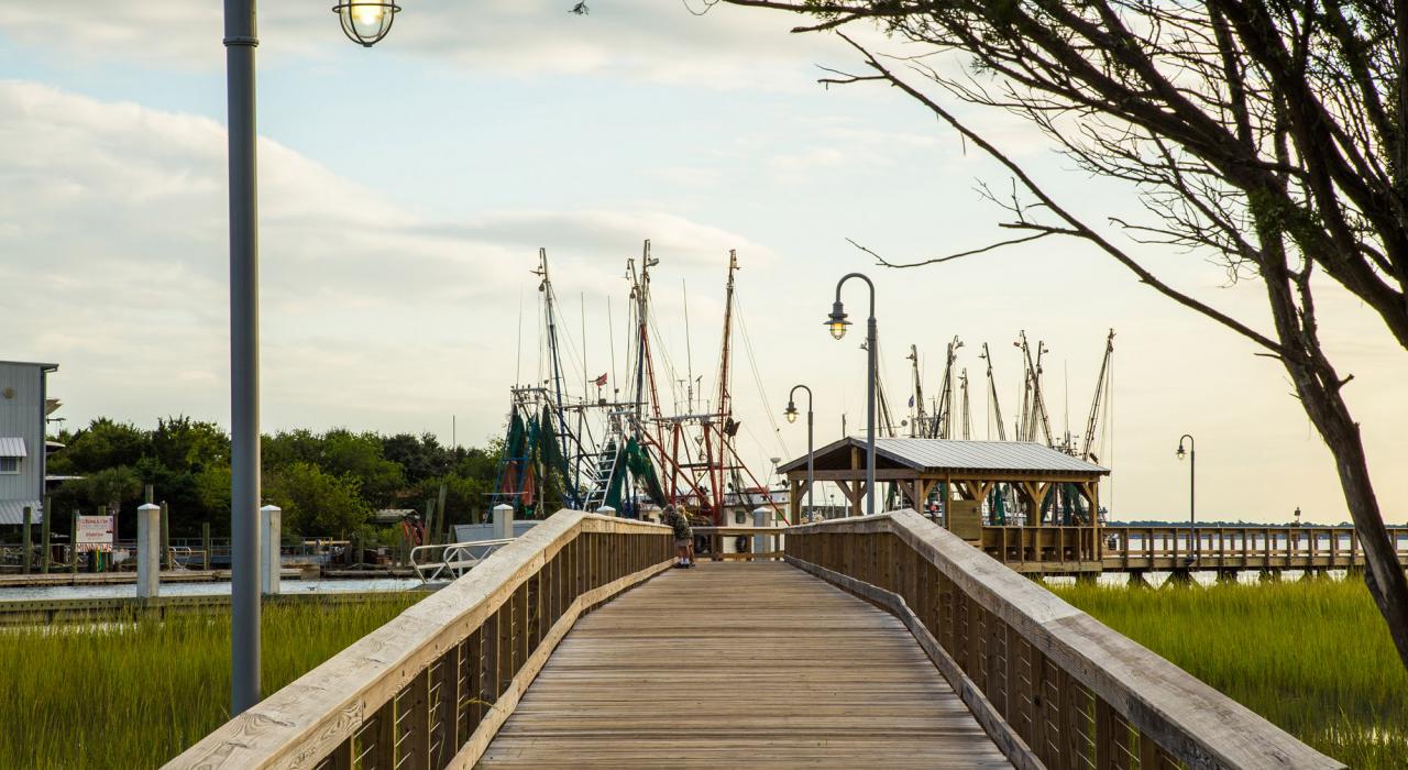 南卡罗来纳州芒特普林森 Shem Creek 公园内的木板步道