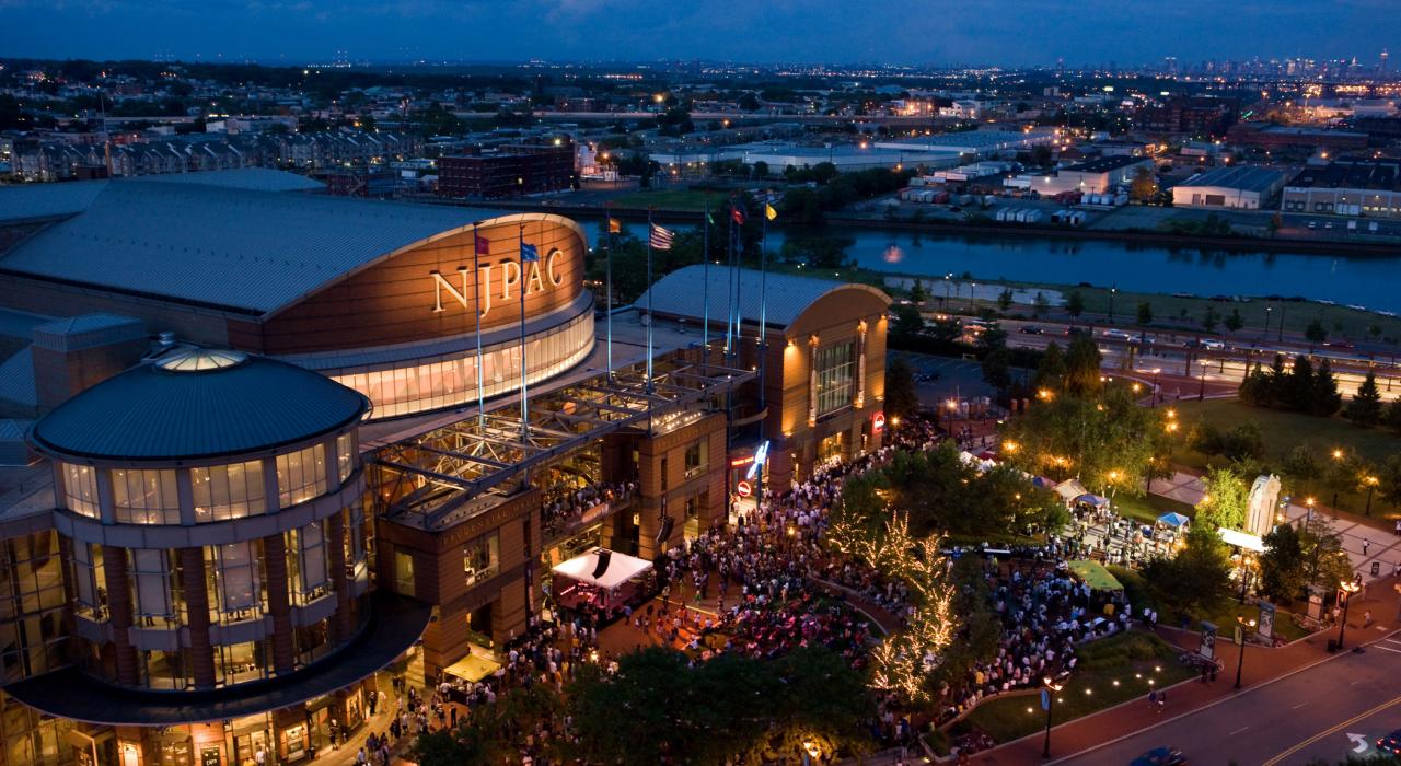 夜晚的新泽西表演艺术中心